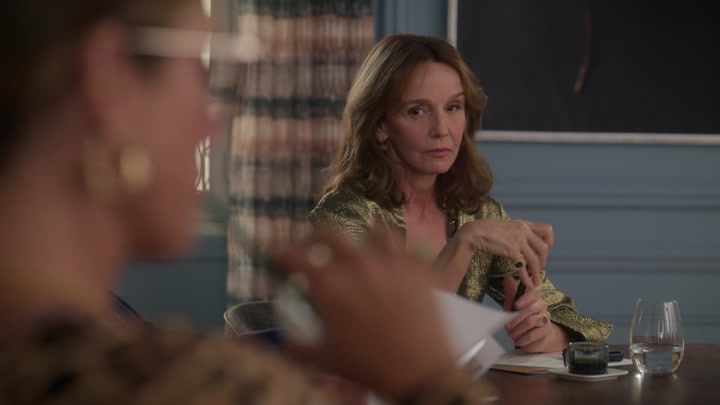 Emily_in_Paris_S02E09_WEBRip_x264-ION10_0706.jpg