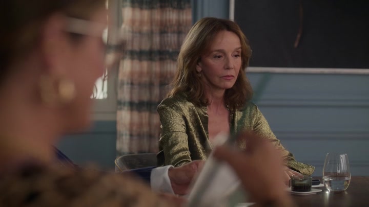 Emily_in_Paris_S02E09_WEBRip_x264-ION10_0707.jpg