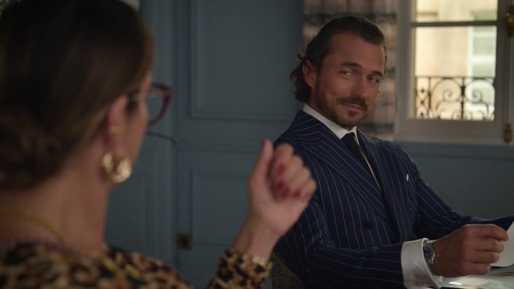 Emily_in_Paris_S02E09_WEBRip_x264-ION10_0747.jpg