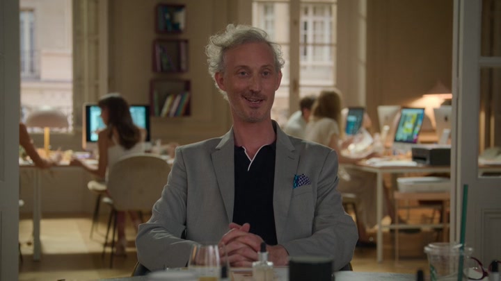 Emily_in_Paris_S02E09_WEBRip_x264-ION10_0781.jpg