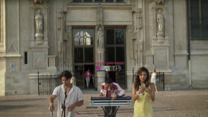 Emily_in_Paris_S02E09_WEBRip_x264-ION10_0800.jpg