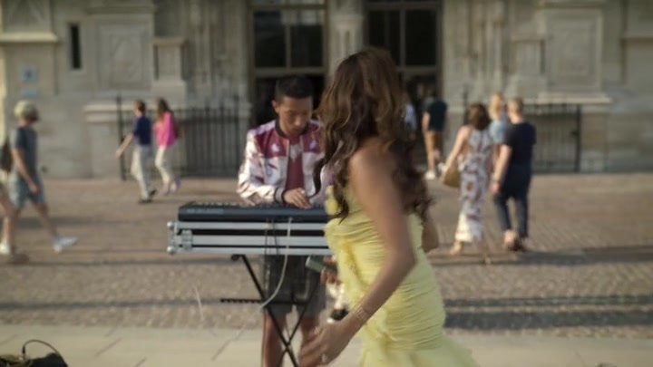 Emily_in_Paris_S02E09_WEBRip_x264-ION10_0816.jpg