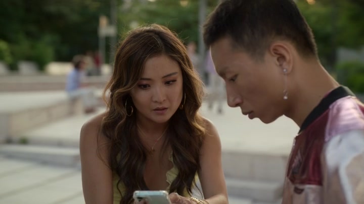Emily_in_Paris_S02E09_WEBRip_x264-ION10_0823.jpg