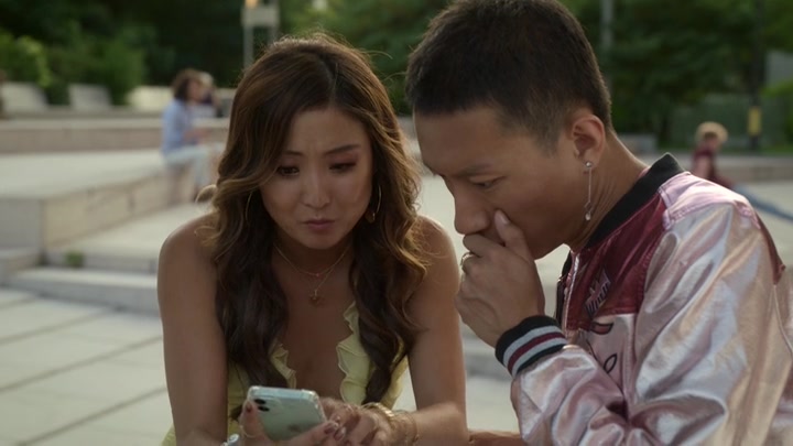 Emily_in_Paris_S02E09_WEBRip_x264-ION10_0834.jpg