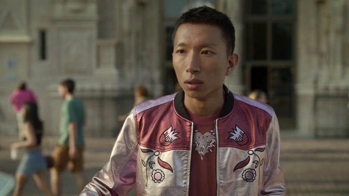 Emily_in_Paris_S02E09_WEBRip_x264-ION10_0840.jpg