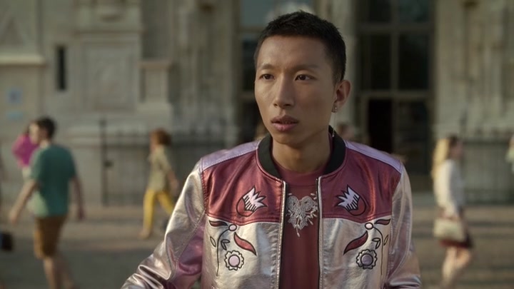 Emily_in_Paris_S02E09_WEBRip_x264-ION10_0841.jpg