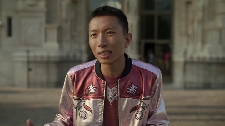 Emily_in_Paris_S02E09_WEBRip_x264-ION10_0869.jpg