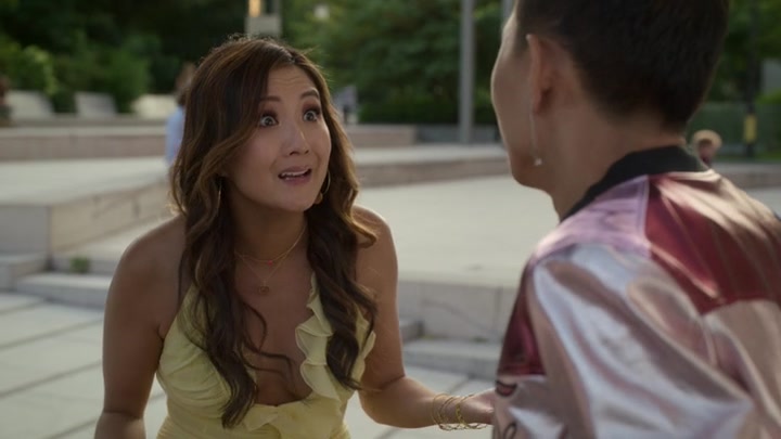 Emily_in_Paris_S02E09_WEBRip_x264-ION10_0871.jpg