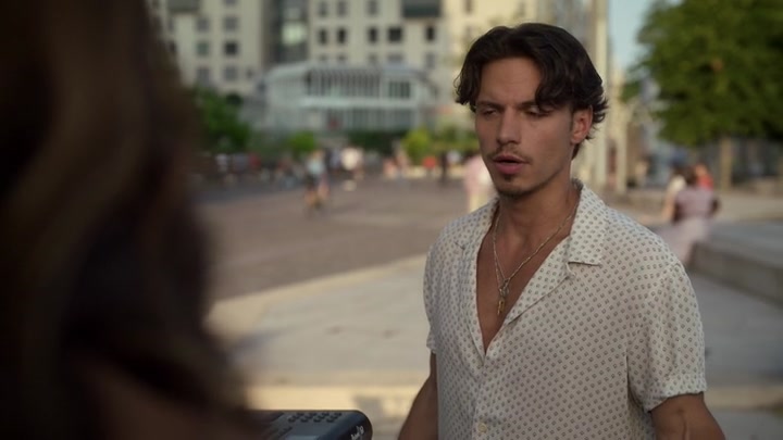 Emily_in_Paris_S02E09_WEBRip_x264-ION10_0874.jpg