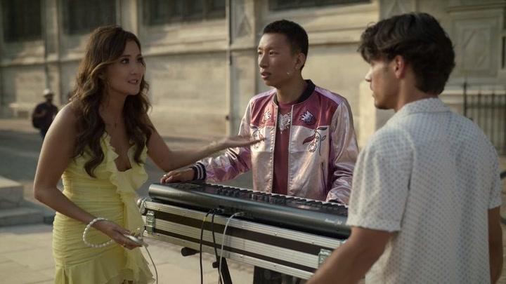 Emily_in_Paris_S02E09_WEBRip_x264-ION10_0875.jpg