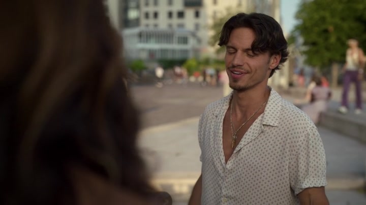 Emily_in_Paris_S02E09_WEBRip_x264-ION10_0884.jpg