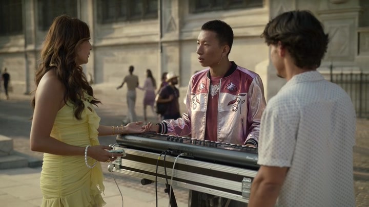 Emily_in_Paris_S02E09_WEBRip_x264-ION10_0887.jpg