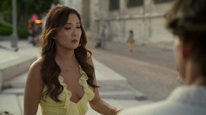 Emily_in_Paris_S02E09_WEBRip_x264-ION10_0889.jpg
