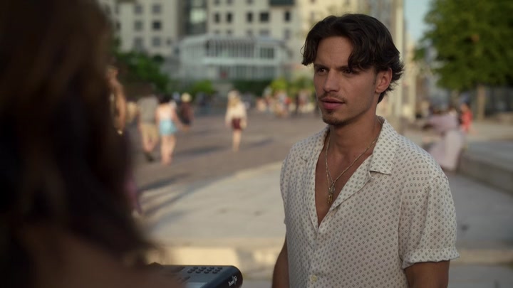 Emily_in_Paris_S02E09_WEBRip_x264-ION10_0891.jpg
