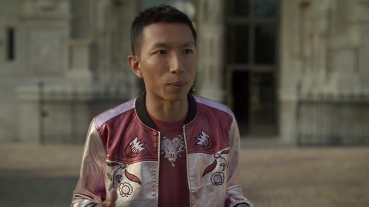 Emily_in_Paris_S02E09_WEBRip_x264-ION10_0902.jpg