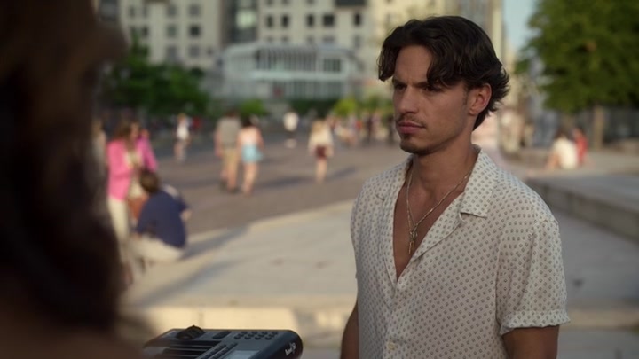 Emily_in_Paris_S02E09_WEBRip_x264-ION10_0905.jpg