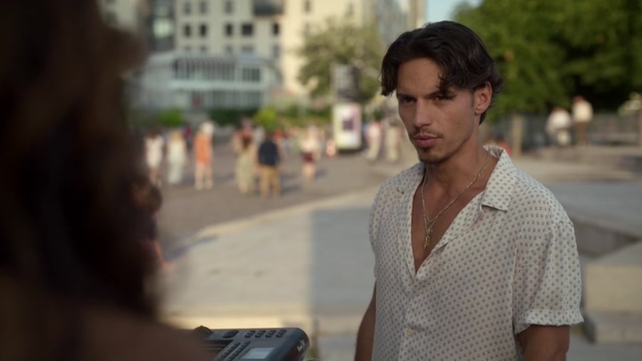 Emily_in_Paris_S02E09_WEBRip_x264-ION10_0912.jpg
