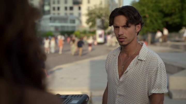 Emily_in_Paris_S02E09_WEBRip_x264-ION10_0913.jpg