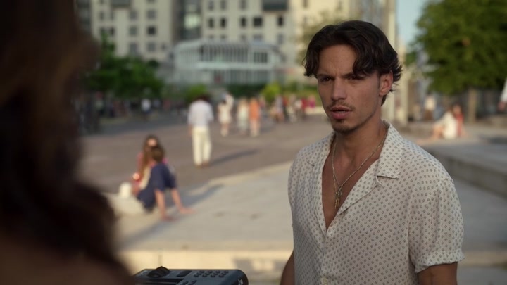 Emily_in_Paris_S02E09_WEBRip_x264-ION10_0918.jpg