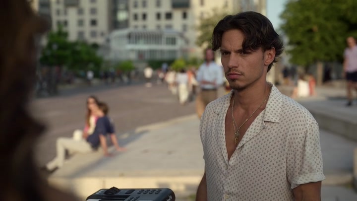 Emily_in_Paris_S02E09_WEBRip_x264-ION10_0928.jpg