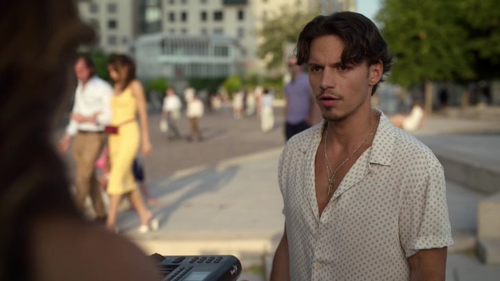 Emily_in_Paris_S02E09_WEBRip_x264-ION10_0935.jpg