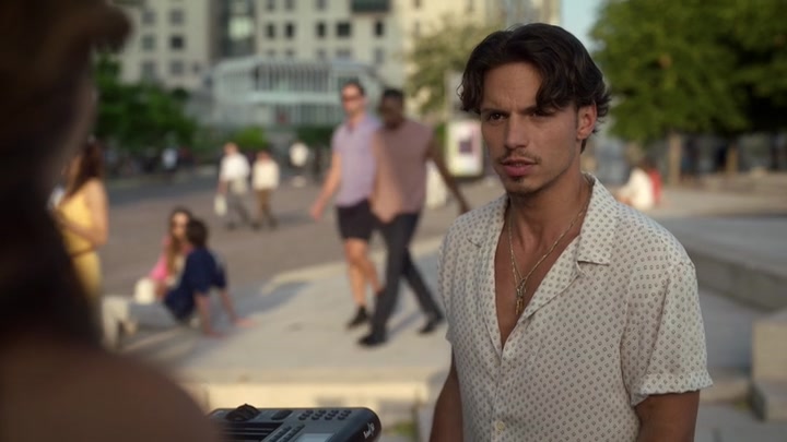 Emily_in_Paris_S02E09_WEBRip_x264-ION10_0937.jpg
