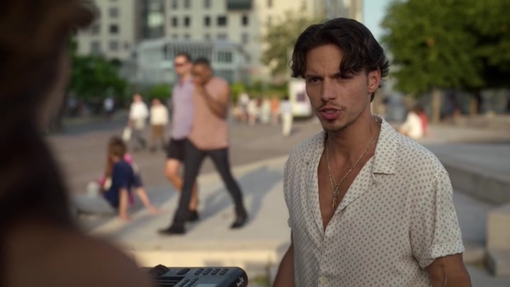 Emily_in_Paris_S02E09_WEBRip_x264-ION10_0938.jpg