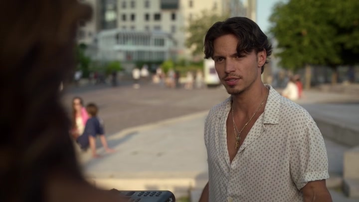 Emily_in_Paris_S02E09_WEBRip_x264-ION10_0944.jpg