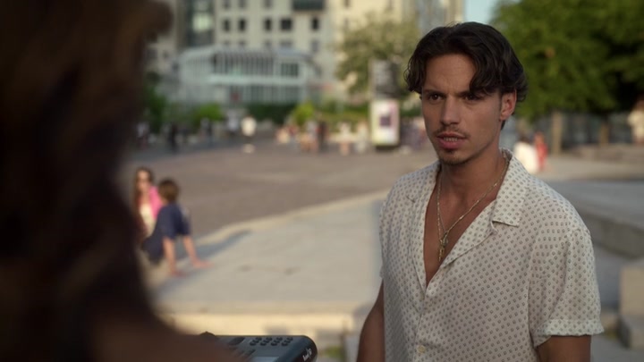 Emily_in_Paris_S02E09_WEBRip_x264-ION10_0948.jpg