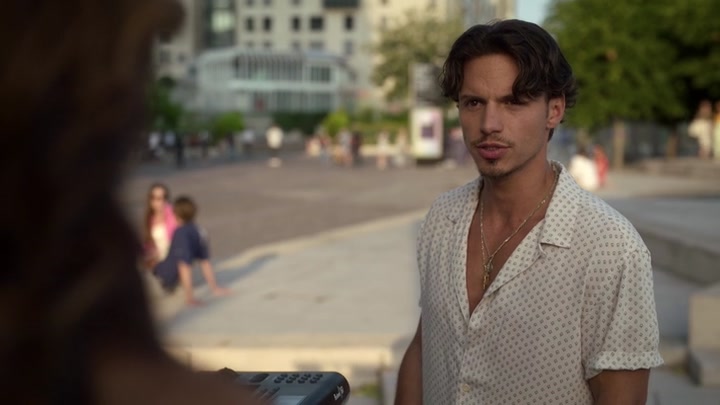 Emily_in_Paris_S02E09_WEBRip_x264-ION10_0949.jpg