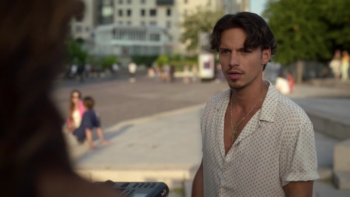 Emily_in_Paris_S02E09_WEBRip_x264-ION10_0950.jpg