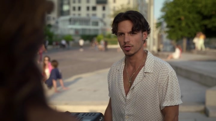 Emily_in_Paris_S02E09_WEBRip_x264-ION10_0953.jpg