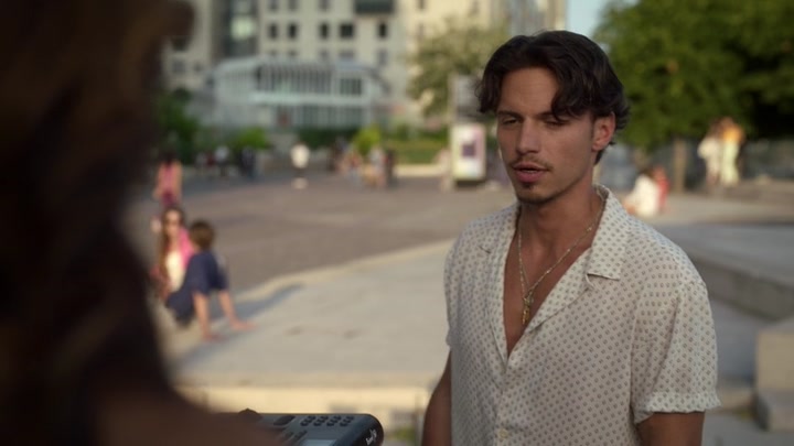 Emily_in_Paris_S02E09_WEBRip_x264-ION10_0954.jpg