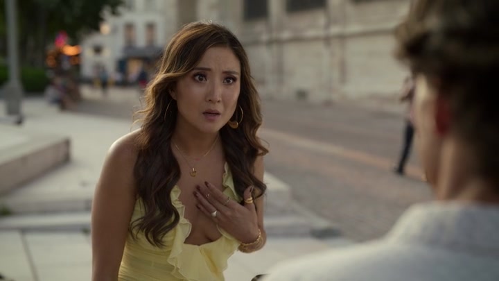 Emily_in_Paris_S02E09_WEBRip_x264-ION10_0958.jpg