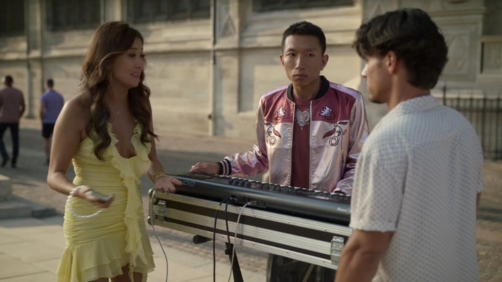Emily_in_Paris_S02E09_WEBRip_x264-ION10_0960.jpg