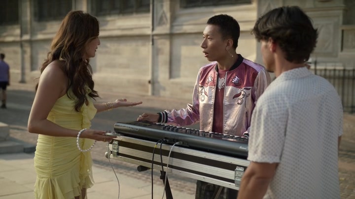 Emily_in_Paris_S02E09_WEBRip_x264-ION10_0963.jpg