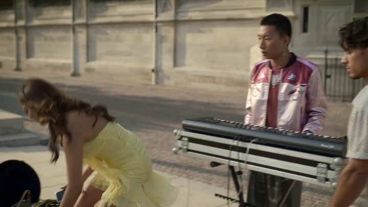 Emily_in_Paris_S02E09_WEBRip_x264-ION10_0972.jpg