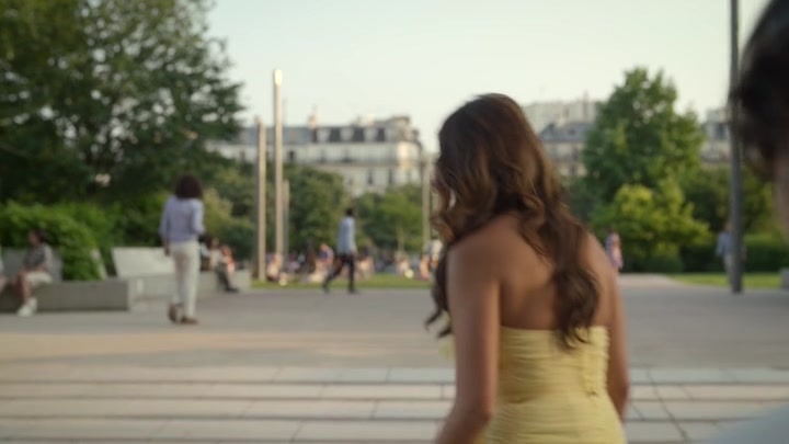 Emily_in_Paris_S02E09_WEBRip_x264-ION10_0978.jpg