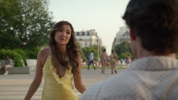 Emily_in_Paris_S02E09_WEBRip_x264-ION10_0980.jpg
