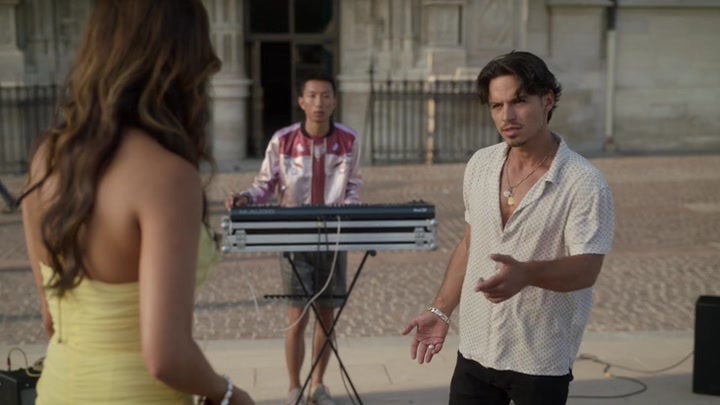 Emily_in_Paris_S02E09_WEBRip_x264-ION10_0982.jpg