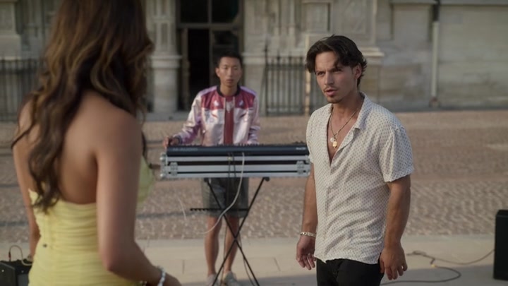 Emily_in_Paris_S02E09_WEBRip_x264-ION10_0983.jpg