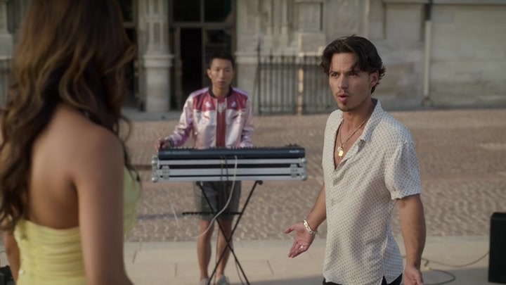 Emily_in_Paris_S02E09_WEBRip_x264-ION10_0988.jpg