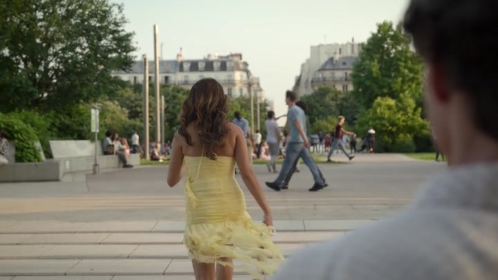 Emily_in_Paris_S02E09_WEBRip_x264-ION10_0995.jpg