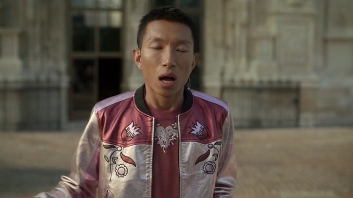 Emily_in_Paris_S02E09_WEBRip_x264-ION10_0996.jpg