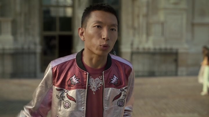 Emily_in_Paris_S02E09_WEBRip_x264-ION10_0997.jpg