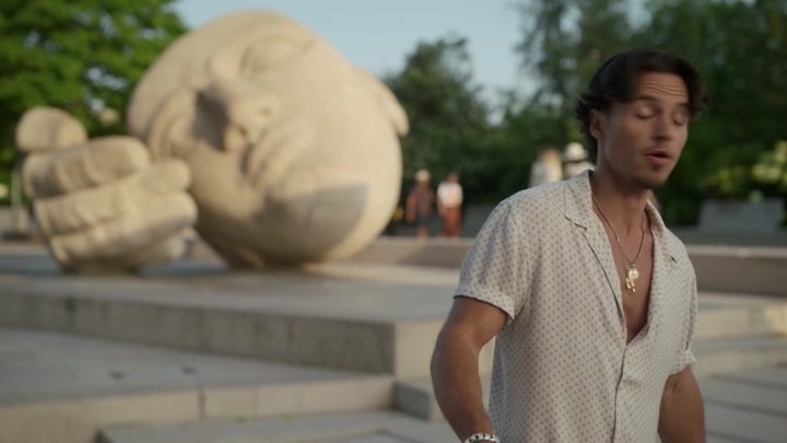 Emily_in_Paris_S02E09_WEBRip_x264-ION10_0999.jpg
