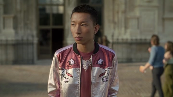 Emily_in_Paris_S02E09_WEBRip_x264-ION10_1004.jpg