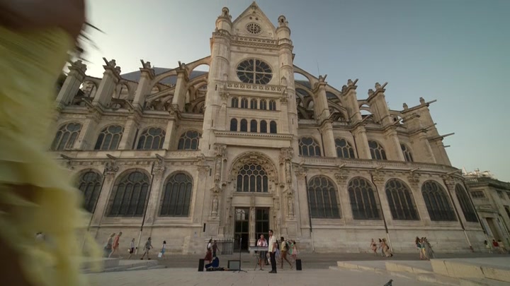 Emily_in_Paris_S02E09_WEBRip_x264-ION10_1007.jpg