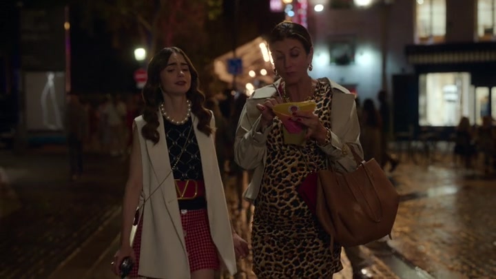Emily_in_Paris_S02E09_WEBRip_x264-ION10_1016.jpg