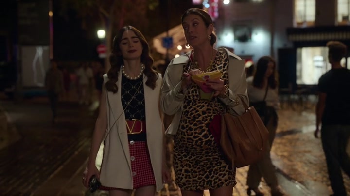 Emily_in_Paris_S02E09_WEBRip_x264-ION10_1017.jpg